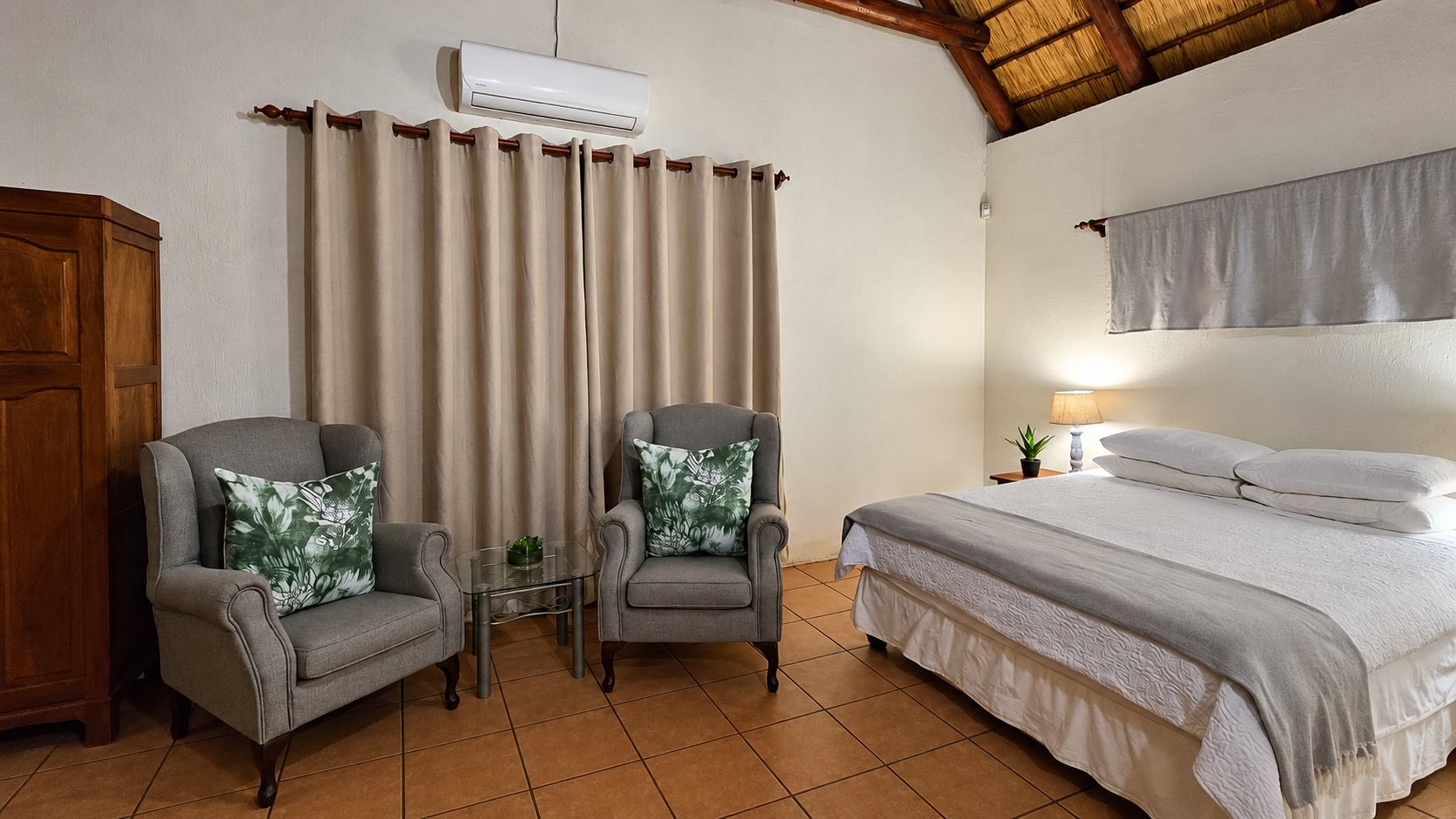 Seating and air conditioning in the open-plan room