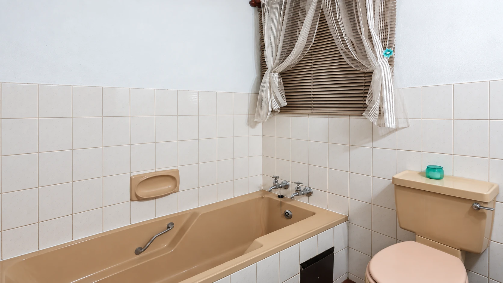 Bath in the Bush Lodge bathroom