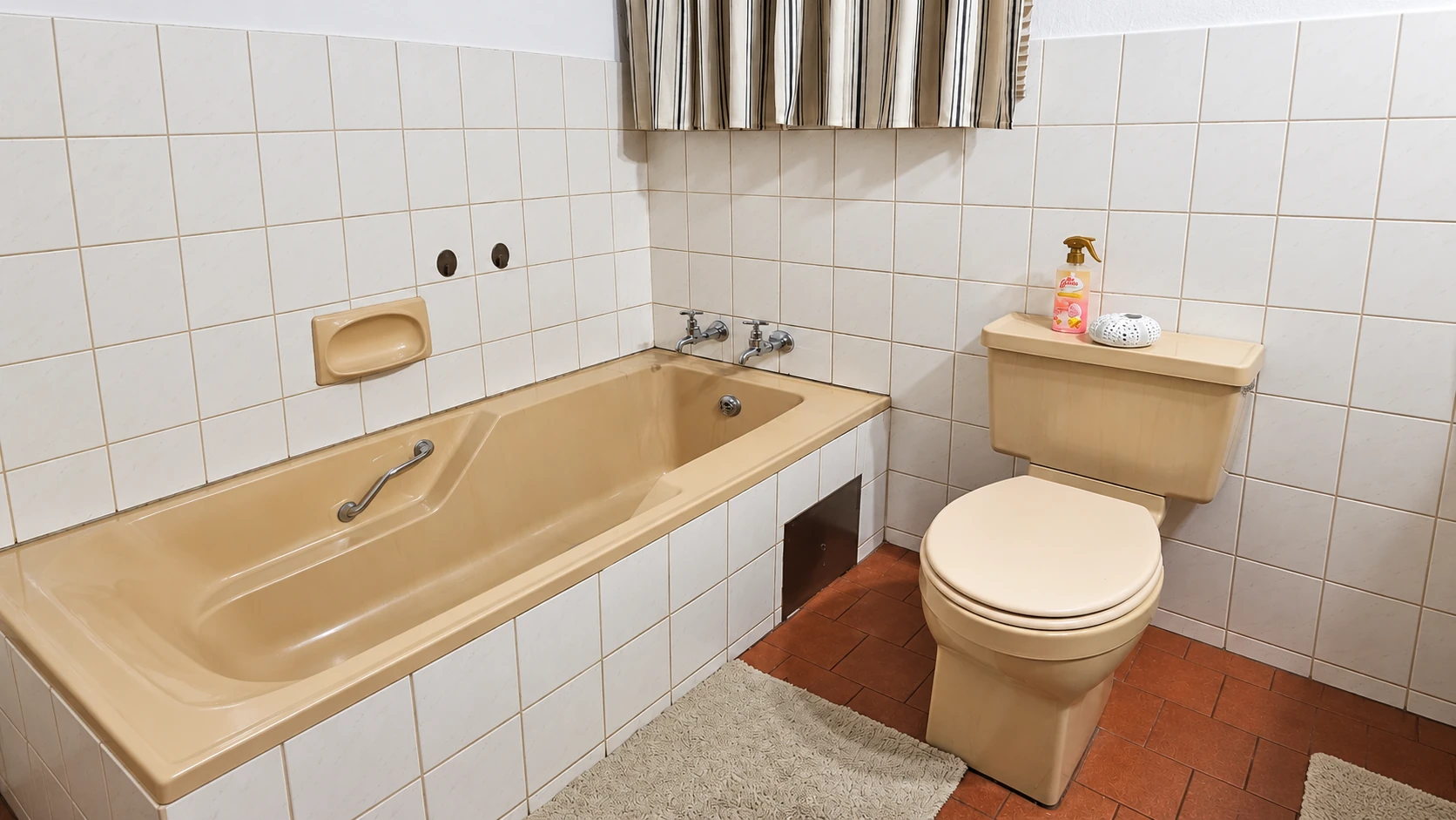 Bush Lodge bathroom with bath and toilet